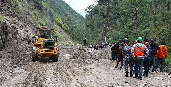 Vom Friendship Highway war in Nepal keine Spur mehr. Kurz vor uns hatte ein Erdrutsch die Straße blockiert. Wir warteten wie alle anderen geduldig, während geprüft wurde, ob die Erde ohne Gefahr weggeschoben werden könne. Dass zwischendurch durchaus mal kopfgroße Brocken auf die Straße fielen, war kein Ausschusskriterium.