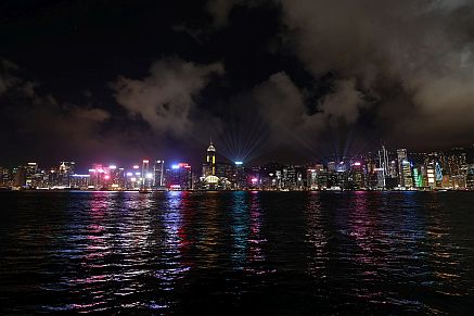 Die Lasershow kommt über der Skyline von Hongkong nur bedingt zur Geltung.