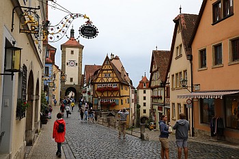 Das Plönlein, der "kleine Platz am Brunnen" ist das Wahrzeichen von Rothenburg ob der Tauber und diente schon Filmen und Computerspielen als Vorlage für mittelalterliche Kulissen.