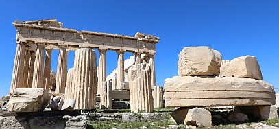 Durch eine geschickte Perspektive kann man den Parthenon schön und weitgehend ohne Baumaschinen und Touristen ablichten.