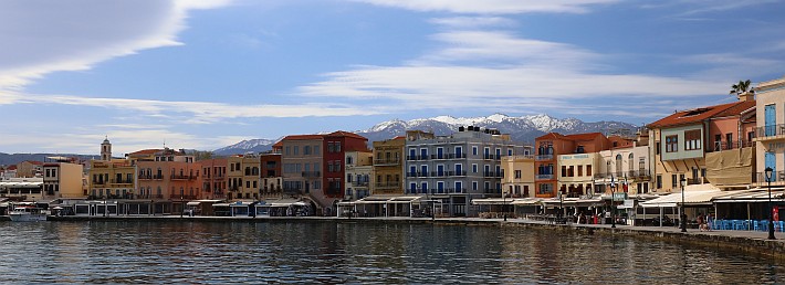 Chanias Hafenpromenade wirkte mit den weißen Bergen im Hintergrund besonders schön.