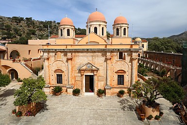 Das Kloster Agia Triada wurde 1821 in der Revolution gegen die türkischen Besatzer wiederaufgebaut und gleicht von außen (rechts und links am Rand zu sehen) einer Festung, was auf der Insel keine Seltenheit ist.