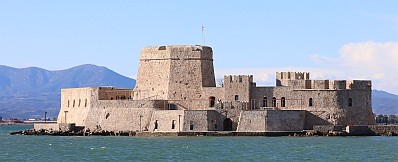 Auch eine Wasserburg beschützt die Hafenstadt Nafplio.